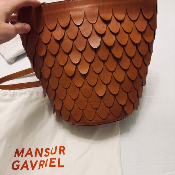 Mansur Gavriel Scalloped leather crossbody bucket in Camel - Picture 6 of 8